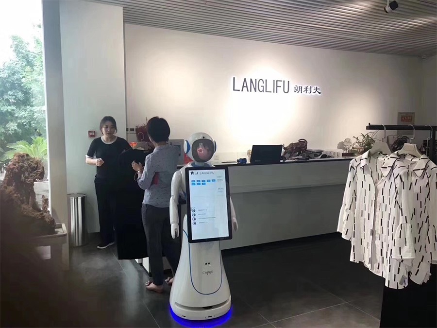 服装连锁店遇上机器人，打造智慧门店